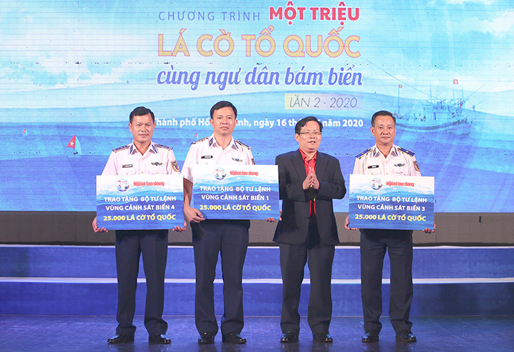 [Caption]Chương trình phối hợp với Bộ Tư lệnh Cảnh sát biển Việt Nam trao tặng ngư dân 100.000 lá cờ Tổ quốc.