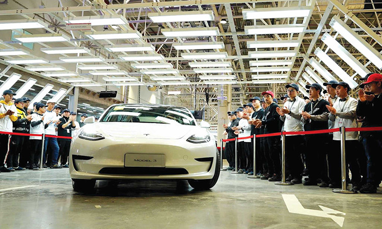 Mẫu xe điện Model 3 của Tesla tại lễ bàn giao ở nhà máy Thượng Hải, Trung Quốc, ngày 30/12/2019. Ảnh: TTXVN