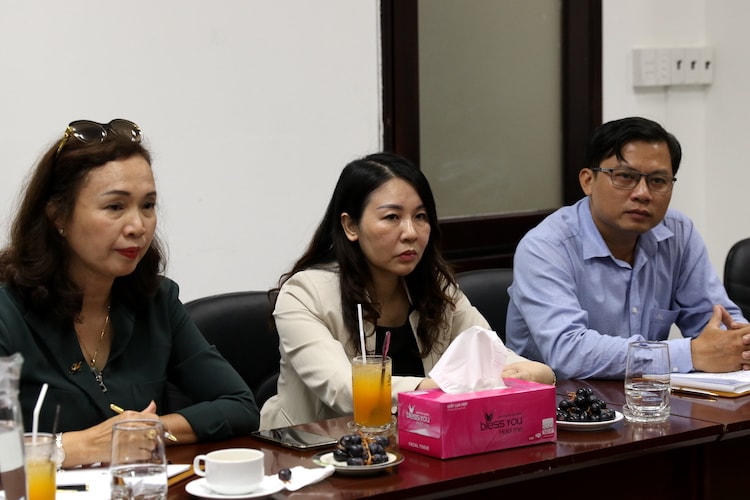 Bà Lê Thị Thu Hương - Chủ Nhiệm CLB Đại lý thuế TP.HCM (ngoài cùng bên trái); ông Nguyễn Hoàng Sơn - Phó chủ nhiệm, Phụ trách Đào tạo & Truyền thông và bà Nguyễn Thị Thu - Trưởng Ban kiểm soát CLB tại buổi làm việc với Báo Doanh nhân Sài Gòn