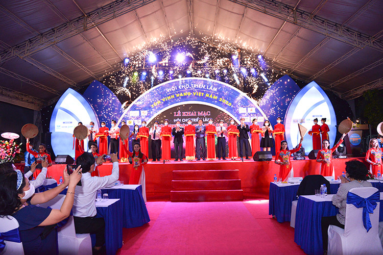 [Caption]Hơn 200 doanh nghiệp đã tham gia triển lãm “Tôn vinh hàng Việt - năm 2020” với trên 350 gian hàng tại Trung tâm Văn hóa Thể thao Quận Tân Bình.