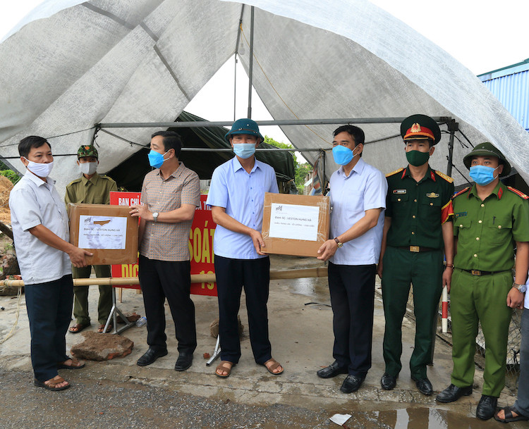 Lãnh đạo tỉnh Thái Bình trao tặng khẩu trang phòng, chống dịch Covid-19 cho xã Hòa Tiến, huyện Hưng Hà, tỉnh Thái Bình