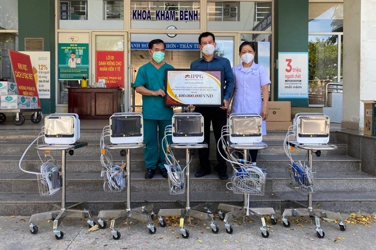Quỹ IPPG trao 10 máy theo dõi bệnh nhân cho 2 bệnh viện tại Đà Nẵng