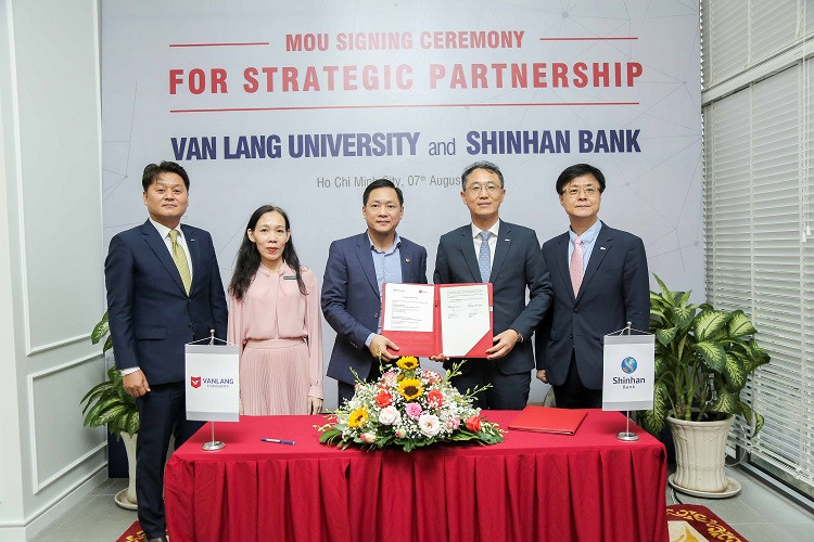 Shinhan và Đại học Văn Lang ký kết kết hợp tác chiến lược
