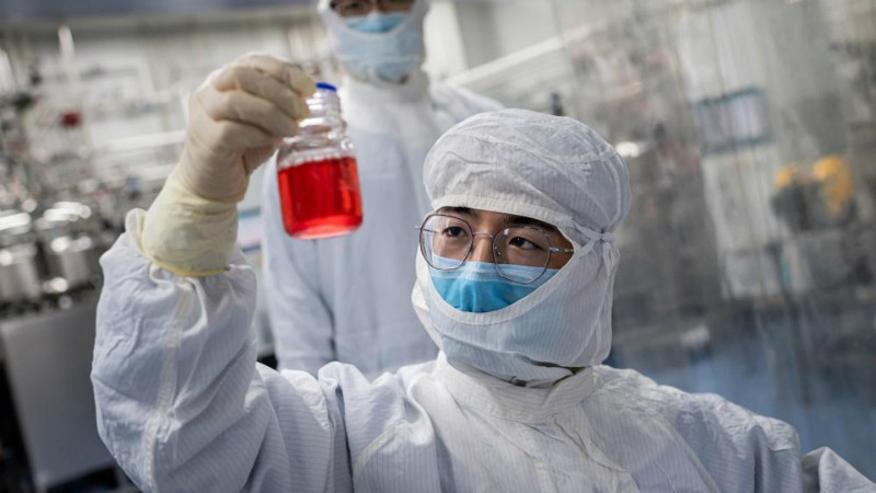 Chạy đua với Nga, Trung Quốc lần đầu cấp bằng sáng chế vắc-xin ngừa Covid-19