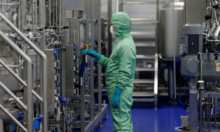 Một nhân viên kỹ thuật làm việc tại cơ sở sản xuất vaccine của CanSino Biologics tại Thiên Tân, Trung Quốc năm 2018. Ảnh: Reuters.
