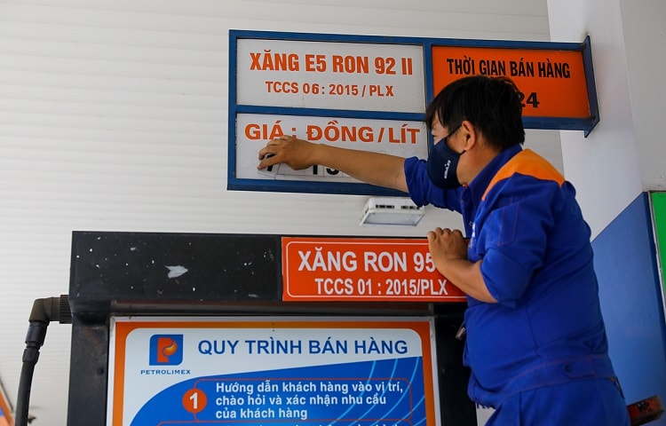 Giá xăng RON 95 tăng từ 15 giờ chiều nay, hơn 15.000 đồng/lít