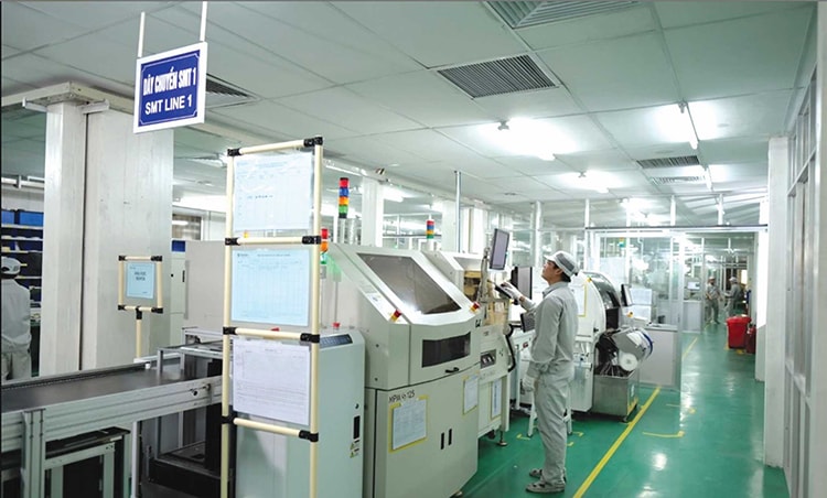 Trong giờ sản xuất của Công ty CP Bóng đèn - Phích nước Rạng Đông, đơn vị dẫn đầu trong top 10 các DN có EPS cao nhất hiện nay