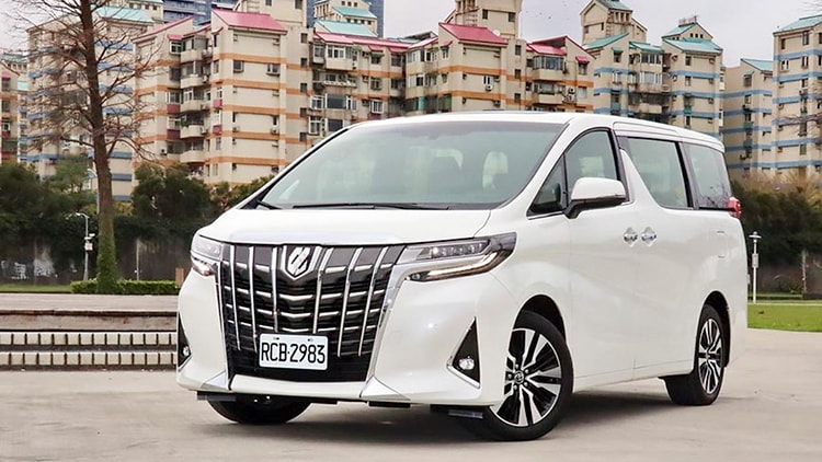 Với giá bán đắt đỏ hơn 4 tỷ đồng, Toyota Alphard rõ ràng không phải là mẫu MPV dành cho số đông.