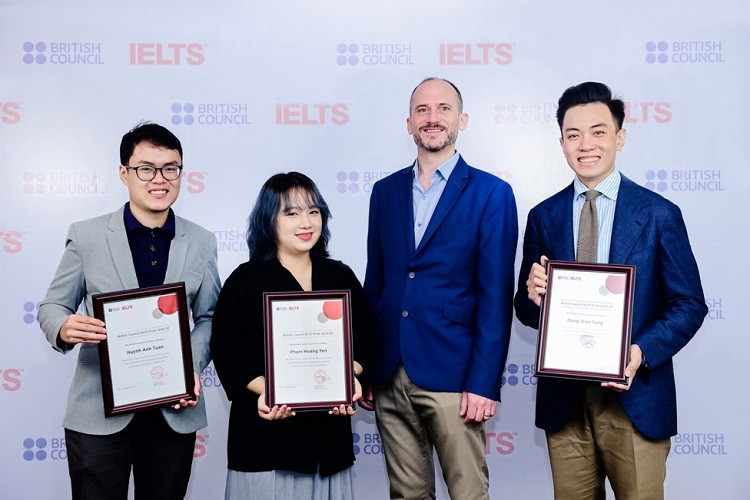 Ba học sinh Việt Nam được nhận học bổng IELTS Prize