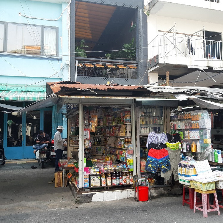[Caption]  Chợ Tôn Thất Đạm, quận 1 chuyên bán đồ ngoại, đồ đắt tiền, nay vắng vẻ vì không còn khách du lịch lui tới.