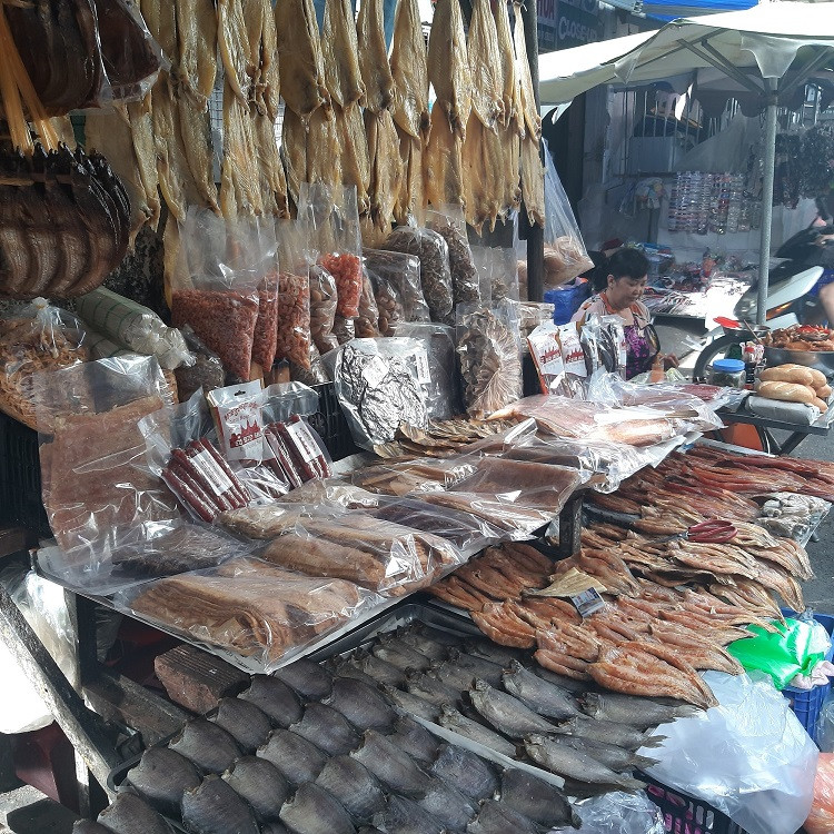 Chợ chuyên bán đặc sản Campuchia (lấy từ Biển Hồ) trong một con hẻm trên đường Lê Hồng Phong (quận 10, TP.HCM) gườ cũng đìu hiu.