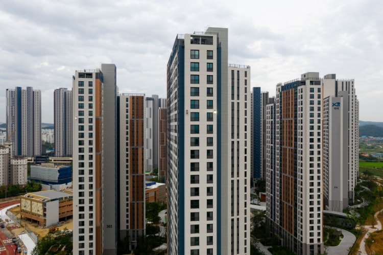 Một căn hộ tại thủ đô Seoul - nơi một nửa dân số và phần lớn công ty đặt trụ sở, có giá bình quân là 918,1 triệu won (792.000 USD), trong khi thu nhập bình quân đầu người của Hàn Quốc là 32.047 USD/năm.