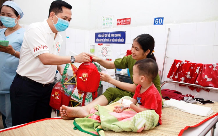 Generali Việt Nam trao quà cho bệnh nhi khó khăn