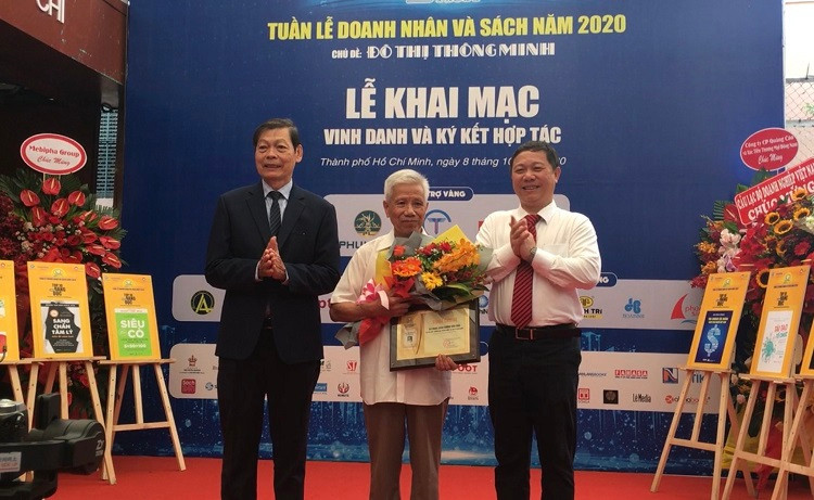 Ông Lương Văn Tiến (đứng giữa), hậu duệ đời thứ 4 của cố Danh nhân Lương Văn Can nhận chứng nhận vinh danh của BTC.