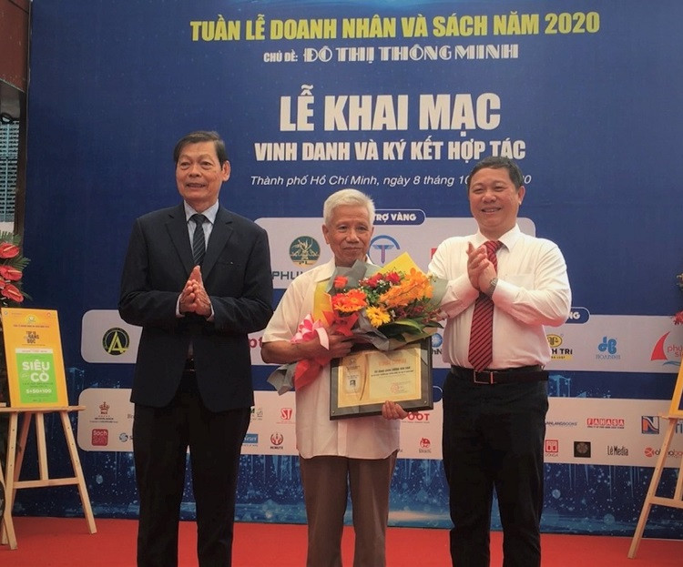 Ông Lương Tiến, hậu duệ đời thứ 4 của cố Danh nhân Lương Văn Can nhận chứng nhận vinh danh của BTC.
