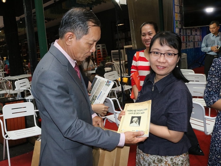 T.S Lý Tùng Hiếu - người viết chú giải và giới thiệu sách "Thương học phương châm" và "Kim cổ cách ngôn" tặng sách cho độc giả.