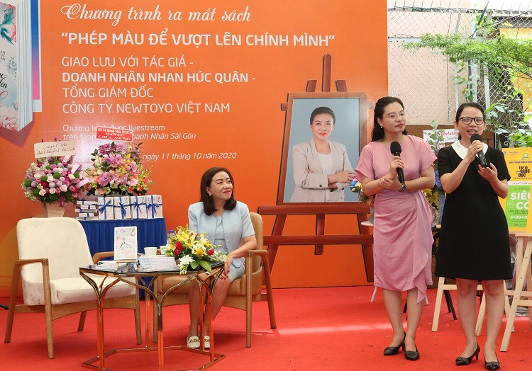 Bà Phan Thị Mỹ Linh- Tổng Giám đốc Saigon Books (áo đen).
