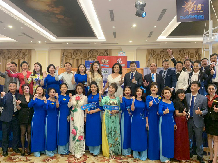 CLB Doanh nhân Sài Gòn vừa tổ chức kỷ niệm 15 năm thành lập CLB với hơn 300 doanh nhân tham dự.