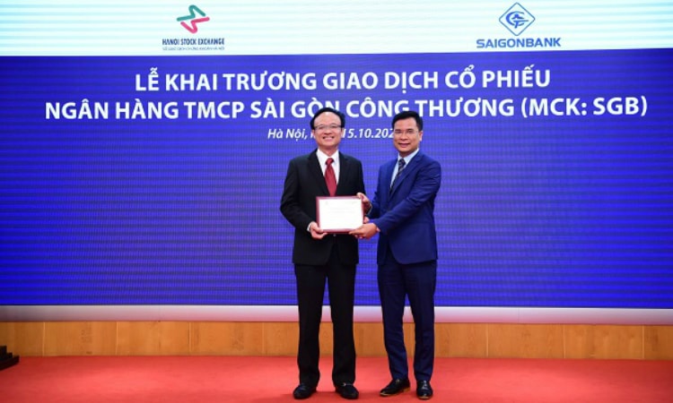 Tổng giám đốc Saigonbank ông Trần Thanh Giang nhận quyết định về việc đưa cổ phiếu SGB lên sàn UpCom. Ảnh: Dũng Minh