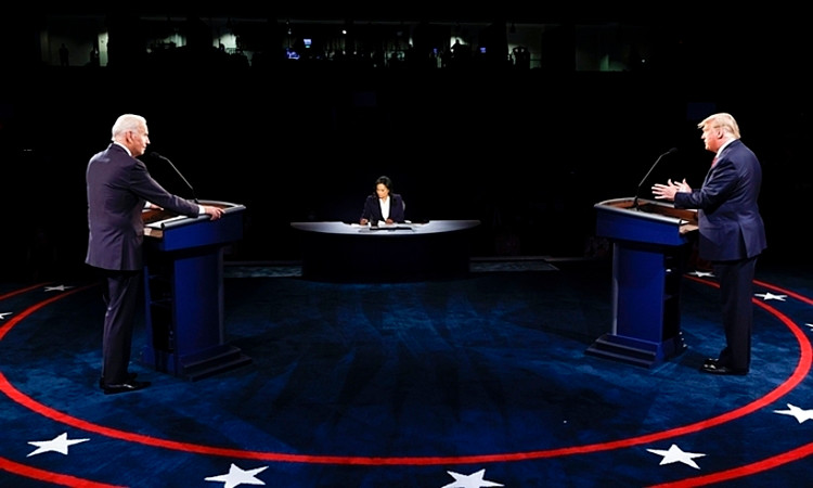 Tổng thống Mỹ Donald Trump (phải) và ứng viên tổng thống Dân chủ Joe Biden trong cuộc tranh luận cuối cùng ở Đại học Belmont, thành phố Nashville, bang Tennessee, hôm 22/10. Ảnh: AP.