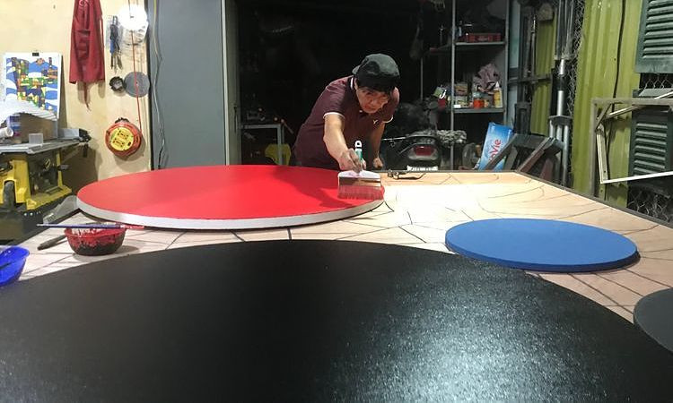 Ảnh: Họa sĩ Vương Tử Lâm "đơn độc" với "đơn sắc" trong xưởng vẽ của mình chuẩn bị cho cuộc triển lãm vào tháng 10/2020