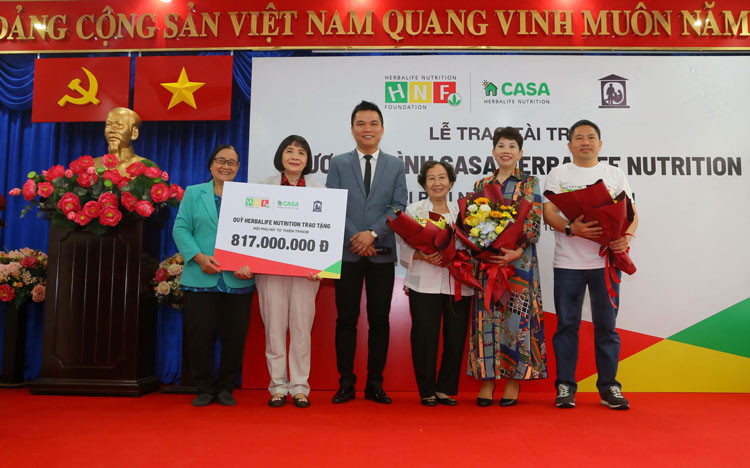 Ông Nguyễn Thành Đạt Giám đốc truyền thông Herbalife Việt Nam trao hỗ trợ cho Nhà nuôi trẻ Hướng Dương