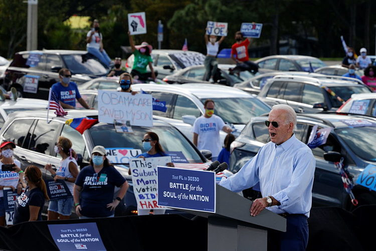 Ứng viên tổng thống Đảng Dân chủ Joe Biden phát biểu tại sự kiện tranh cử ở thành phố Coconut Creek ngày 29/10 - Ảnh: Reuters