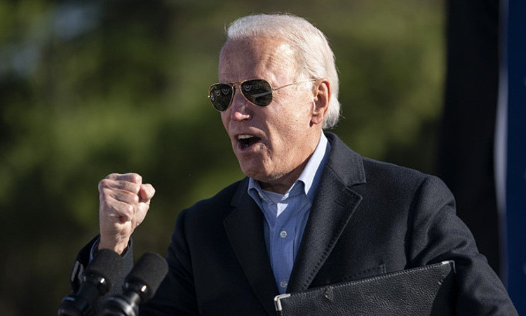 Ứng viên Biden tại cuộc vận động ở bang Pennsylvania hôm 2/11. Ảnh: AFP.