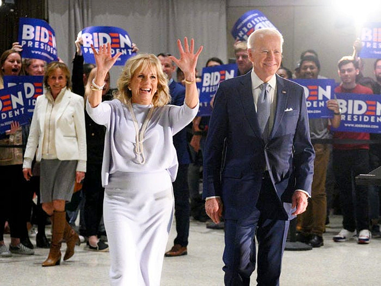 Joe và Jill Biden chào những người ủng hộ và nhân viên tại một sự kiện ở Philadelphia, Pennsylvania, vào năm 2020.