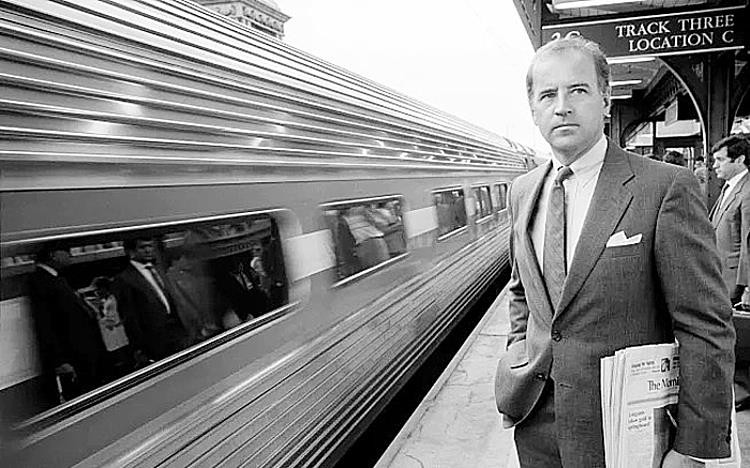Ông Joe Biden đón chuyến tàu Amtrak
