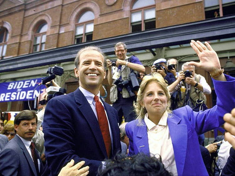 Hai ông bà Biden trong buổi thông báo ứng tuyển 1987