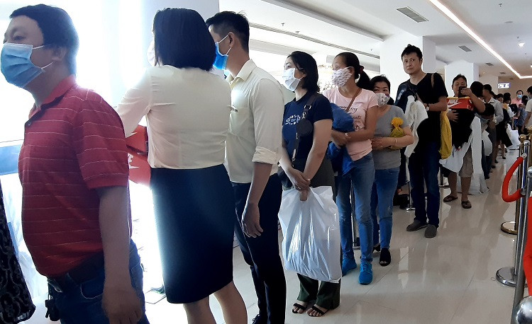 Khách hàng rồng rắn mua hàng thương hiệu giảm giá ở khách sạn Tân Sơn Nhất sáng 9/11.