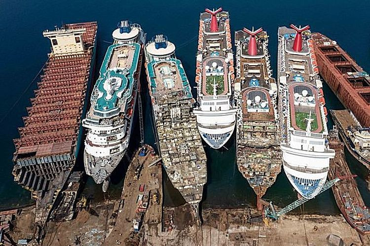 Tàu đang được phá dỡ tại cảng tái chế Aliaga, Izmir, Thổ Nhĩ Kỳ. Ảnh: Bloomberg.
