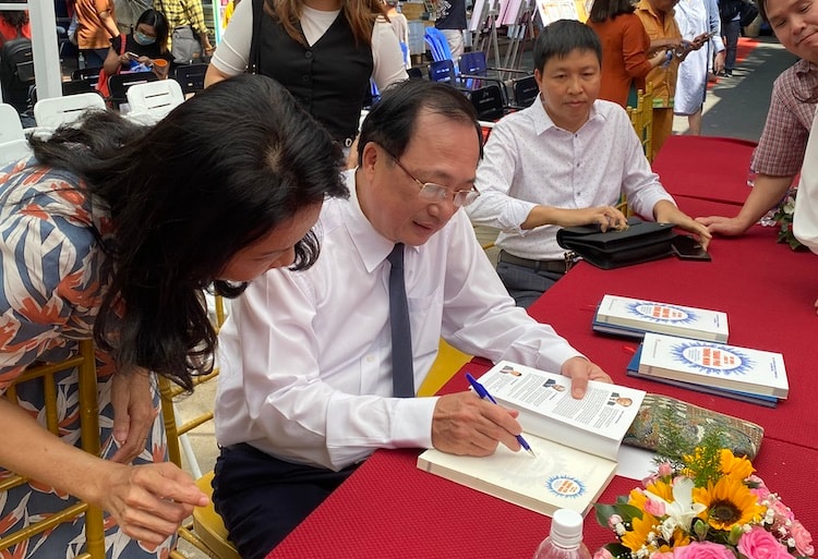 Thứ trưởng Bộ Công an giao lưu với độc giả về đô thị thông minh tại TP.HCM