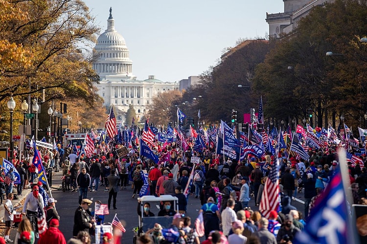 Hàng ngàn người ủng hộ Tổng thống Donald Trump tập hợp tại thủ đô Washington, D.C. ngày 14-11-2020, một tuần sau khi ông Joe Biden được Hãng tin AP và một số tổ chức truyền thông khác công bố là người đắc cử tổng thống nhiệm kỳ mới - Ảnh: EPA