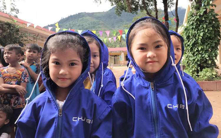 Chubb Life Việt Nam trao hơn 15.000 áo ấm cho trẻ em vùng lũ