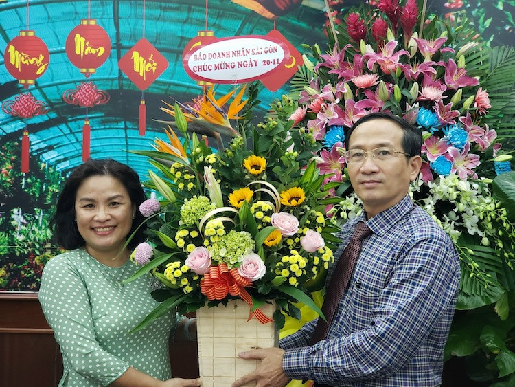 Báo Doanh Nhân Sài Gòn chúc mừng Ngày Nhà giáo Việt Nam tại một số trường đại học