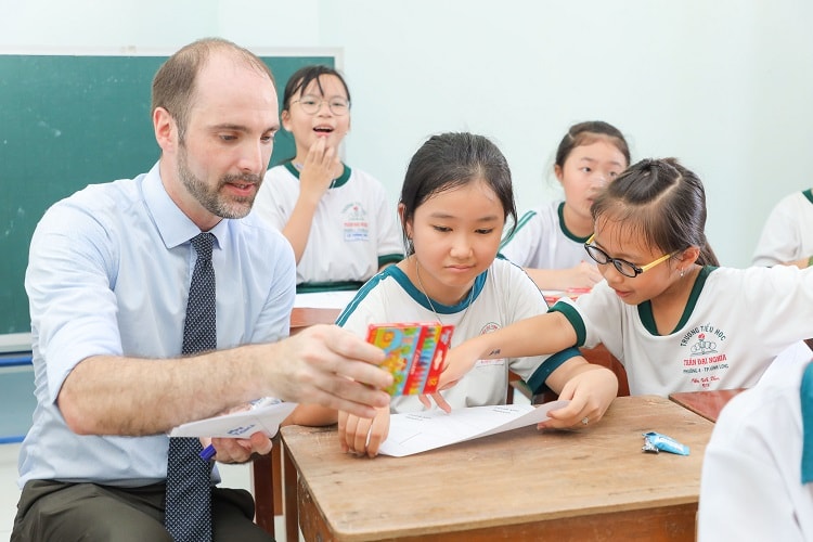 VUS và The Library Project trao tặng hơn 3.200 đầu sách cho tỉnh Vĩnh Long