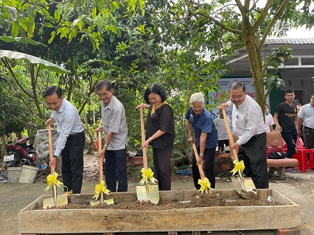 Gia đình cụ Nguyễn Phước Tăng giúp 100 người sáng mắt