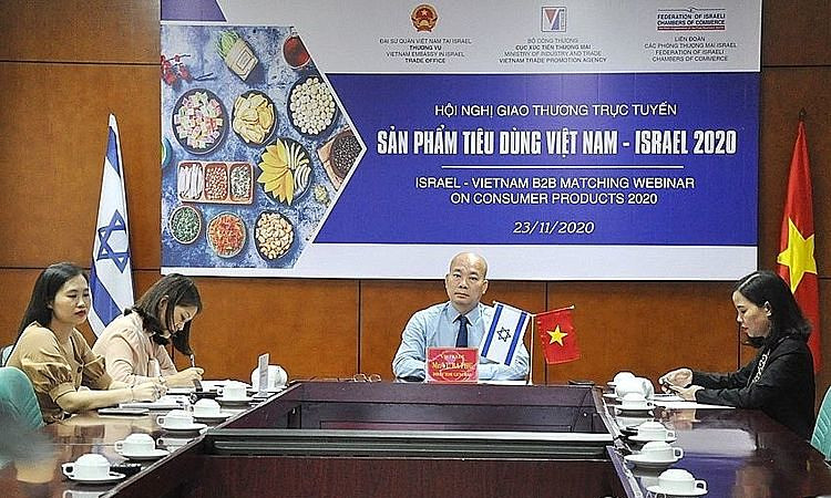 Đại diện thương mại Việt Nam và Israel trao đổi thông tin sản phẩm tiêu dùng Việt Nam.