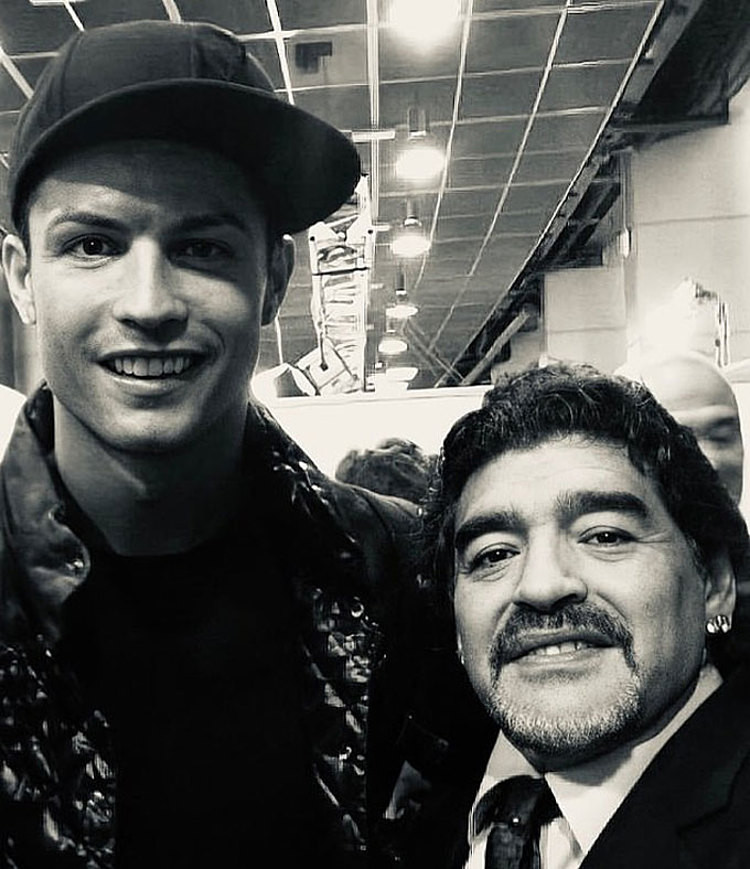 Cristano Ronaldo đăng ảnh chụp cùng với Maradona
