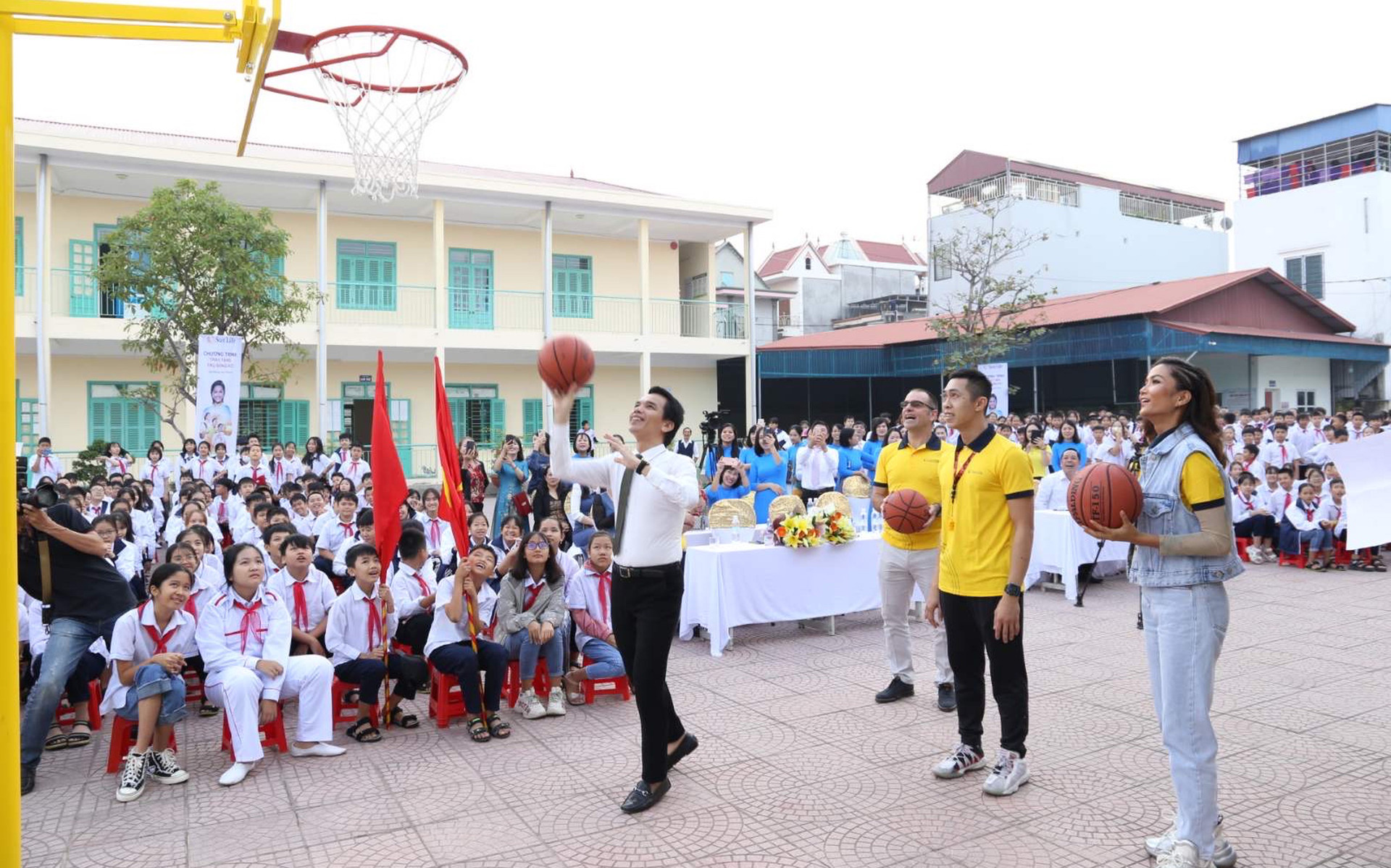 Sun Life tặng 102 trụ bóng rổ và 510 quả bóng cho 51 trường học