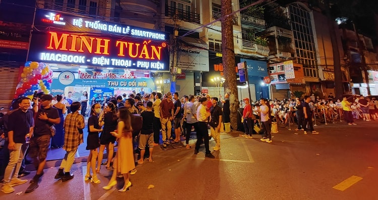 [Caption] Đêm qua hàng trăm khách hàng đã tới cừa hàng quận 1 để chờ nhận Iphone 12