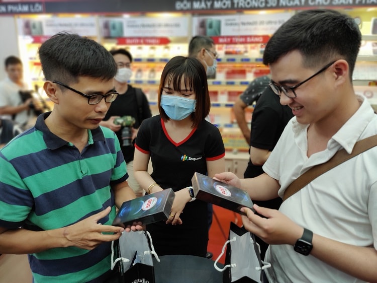 Người Việt vẫn đổ xô mua iphone 12 như không hề có khó khăn