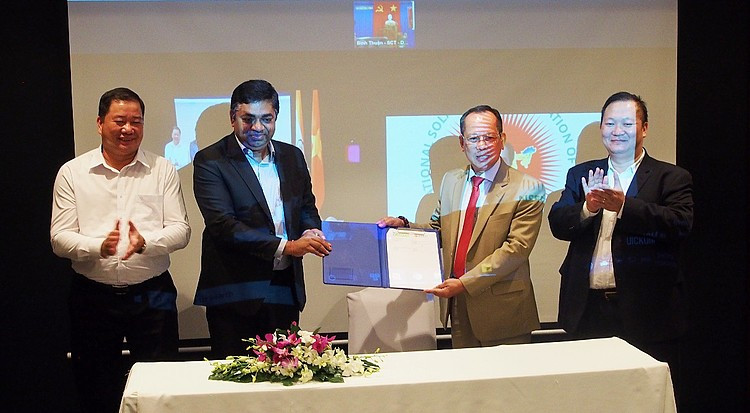 Tổng Lãnh sự Madan Mohan Sethi - đại diện phía Ấn Độ và đại diện Hiệp hội năng lượng sạch Việt Nam (VCEA), cầm biên bản ghi nhớ (MoU) vừa được ký kết.
