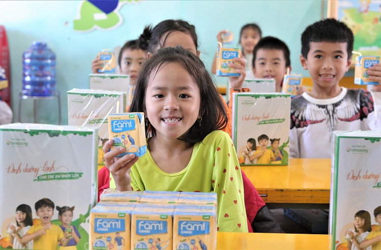 Vinasoy hỗ trợ hơn 3 tỷ đồng quà tặng cho học sinh vùng bão lũ tới trường