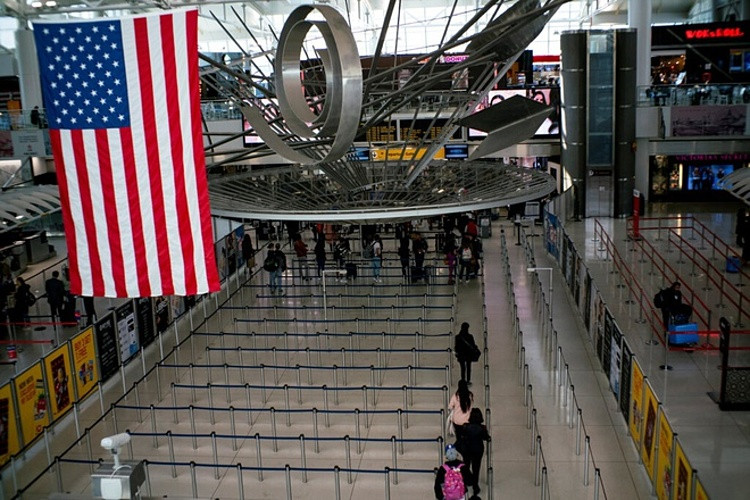 Khu vực thực hiện thủ tục nhập cảnh tại Sân bay Quốc tế Kennedy ở New York. Ảnh: Reuters.