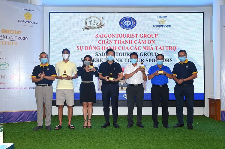 BTC trao quà tri ân các nhà tài trợ cho giải golf Saigontourist Group vì cộng đồng 2020