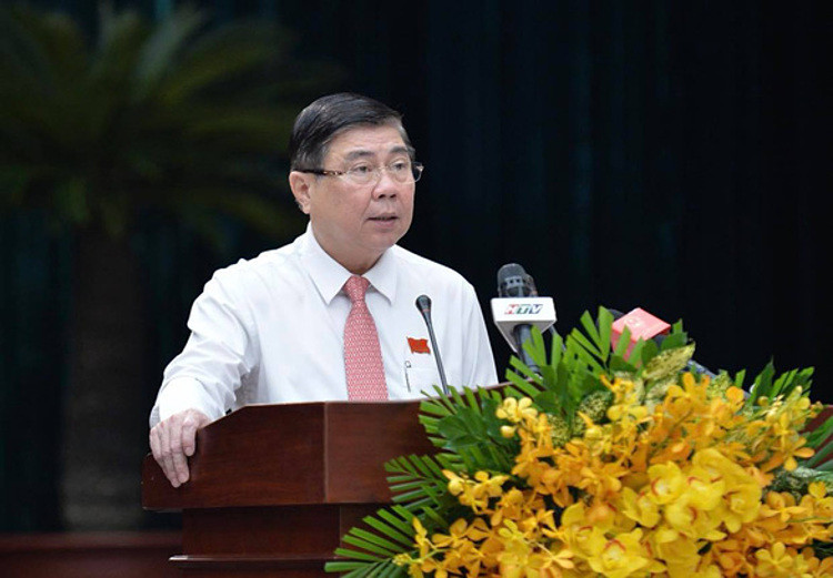 Ông Nguyễn Thành Phong - chủ tịch UBND TP.HCM - trả lời chất vấn đại biểu - Ảnh: Tự Trung