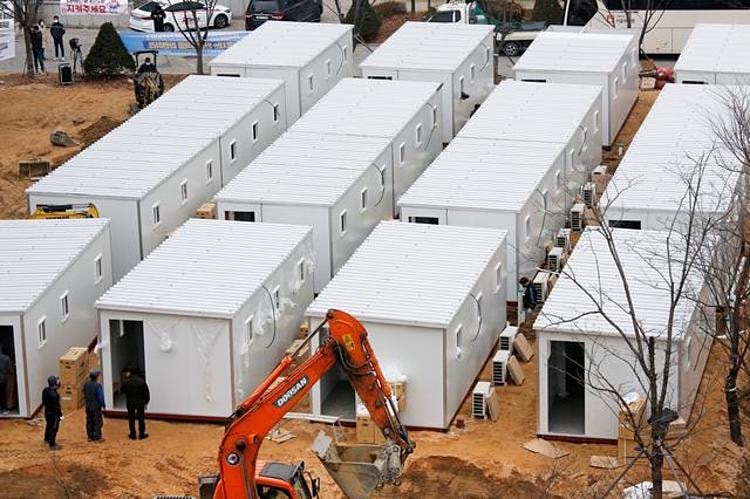 Covid-19 bùng phát mạnh, Hàn Quốc xây giường bệnh từ container chở hàng